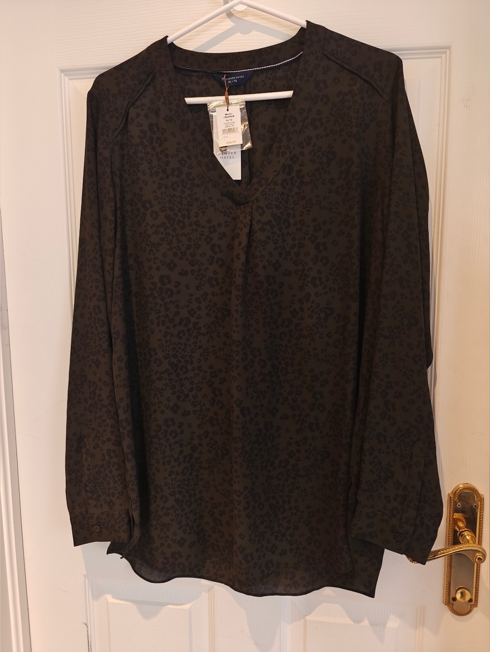 DENVER HAYES Green Leopard Print Vneck Long Sleeve Blouse
